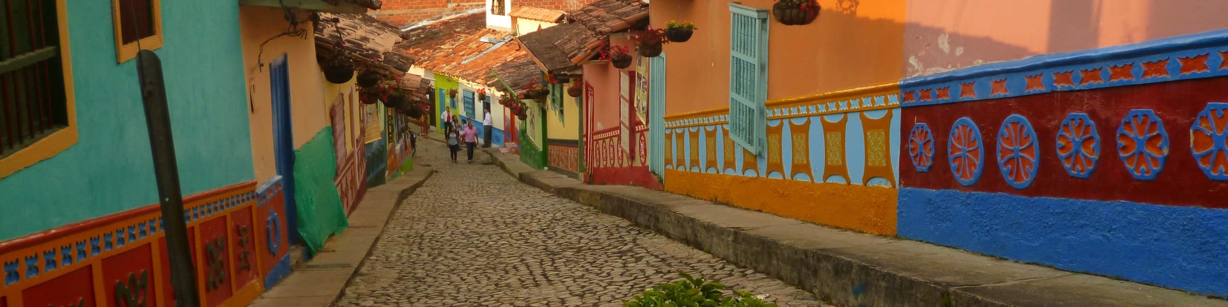 Calle de los Zócalos in Guatapé, a cobbled street lined with brightly painted zócalo houses