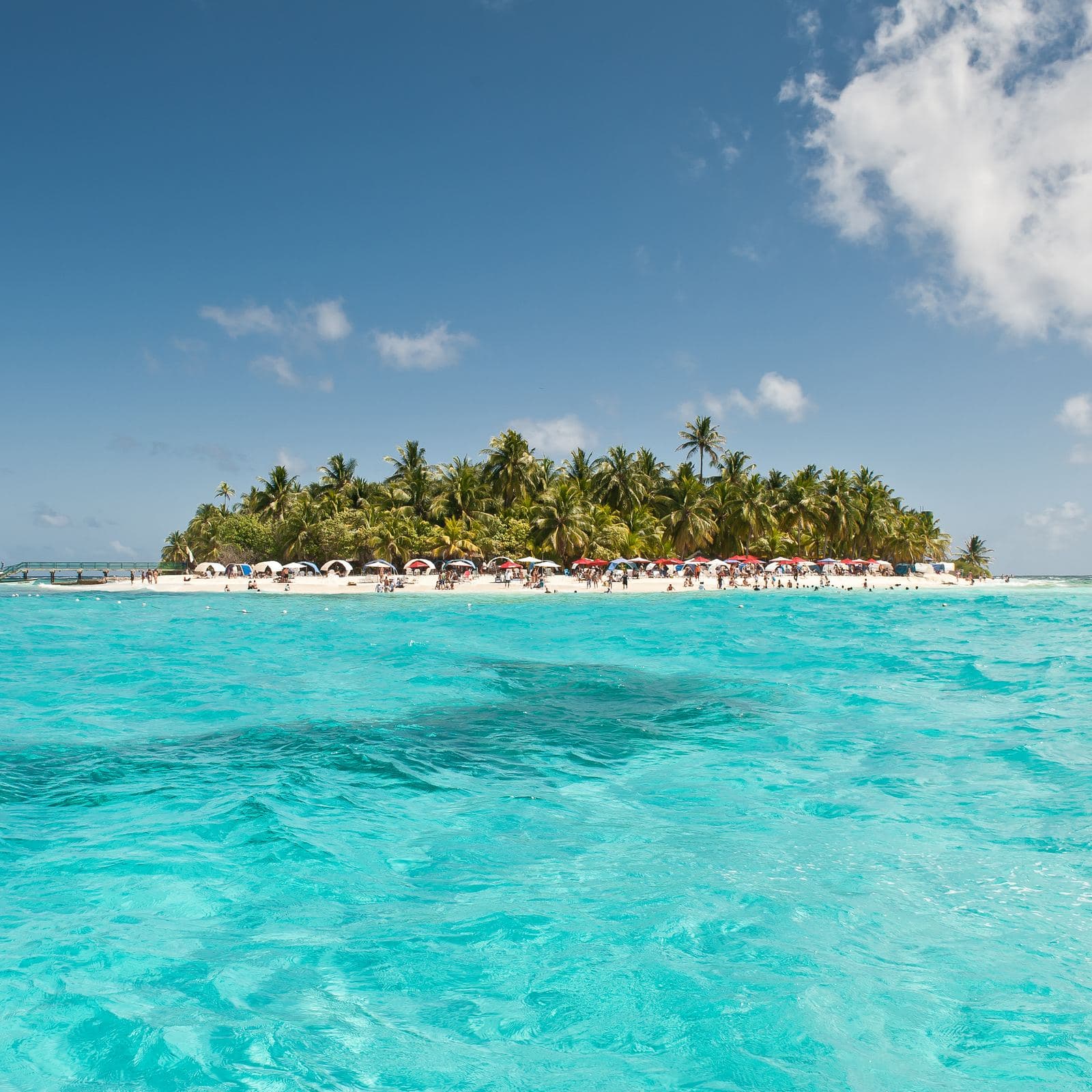 Johnny Cay, cubierto de palmeras, emerge del agua turquesa del Caribe frente a San Andrés