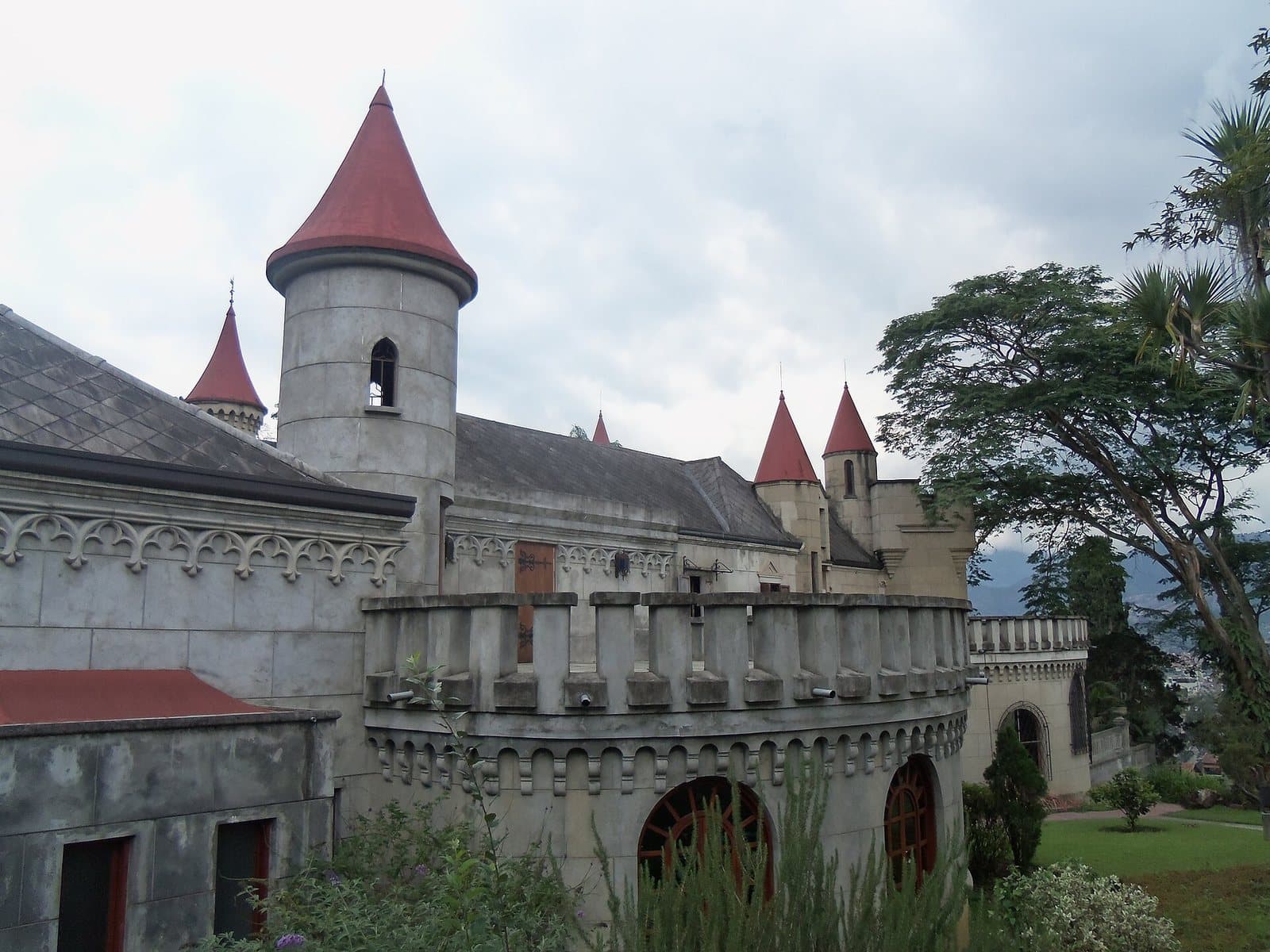 Fachada de piedra de estilo gótico y torrecillas cónicas rojas del Museo El Castillo en El Poblado